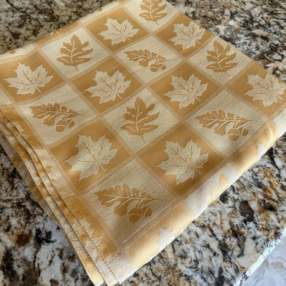 Rectangular Tablecloth 116” x 60” 🍁 Fall Leaf Pattern 🍂 - Picture 4 of 4